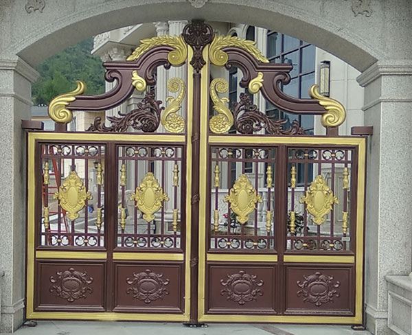 鋁藝對(duì)開(kāi)大門(mén)